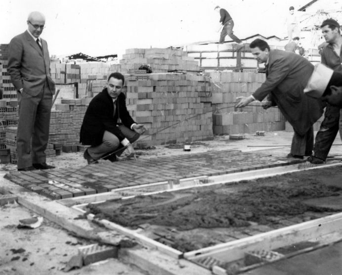 Vista cantiere. Posizionamento della griglia di armatura